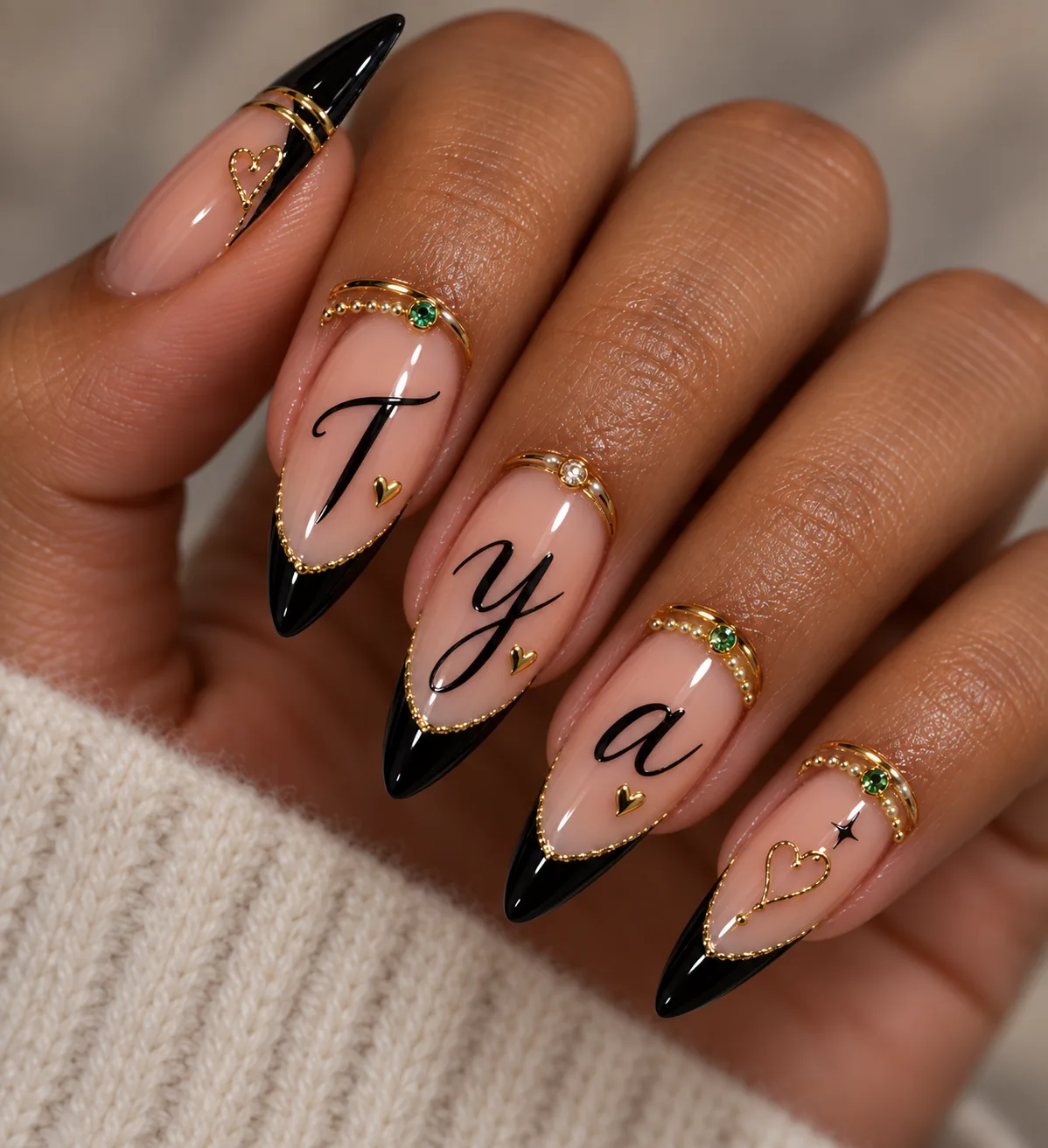 Ongles de luxe noir et or personnalisés — TYA NAILS